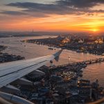 Vista dal finestrino di un aereo sul Bosforo e i minareti di Istanbul al tramonto