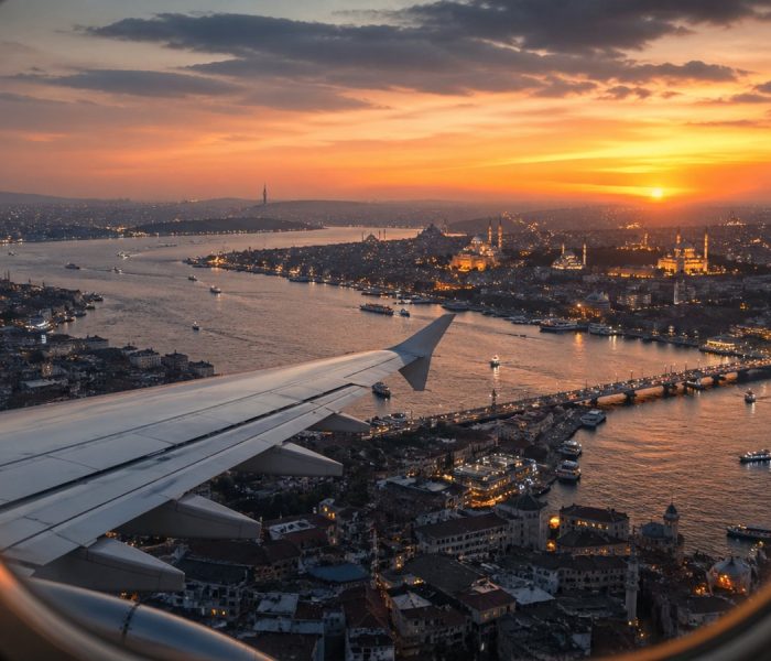 Vista dal finestrino di un aereo sul Bosforo e i minareti di Istanbul al tramonto